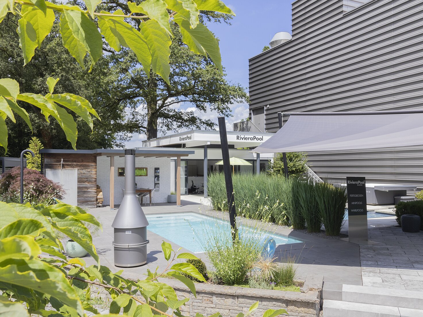 Design-Pool mit Gartenpflanzen – RivieraPool Baden Ausstellung Rheinau