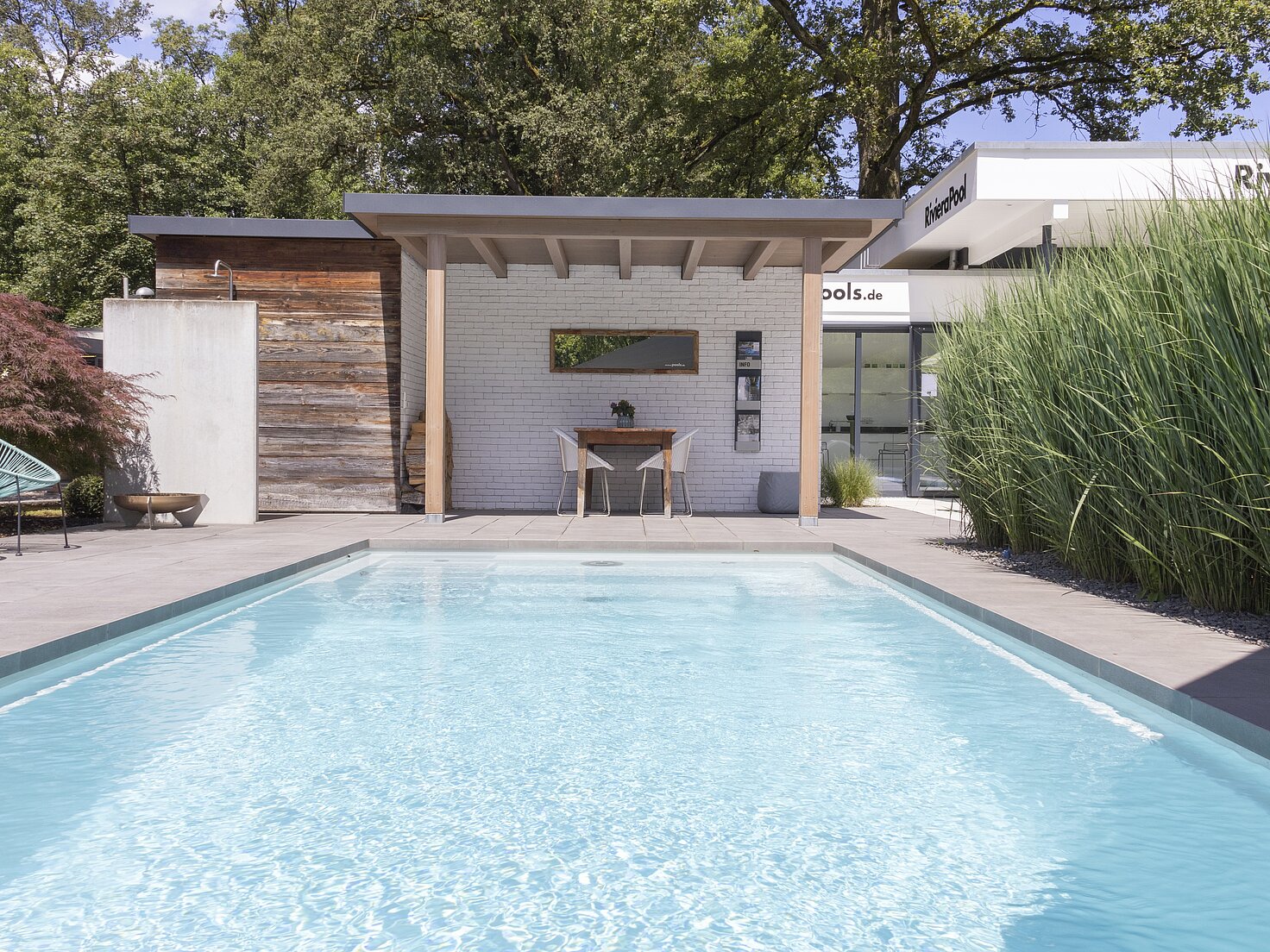 → Moderner Pool mit Gartenlounge – RivieraPool Ausstellung Baden in Rheinau