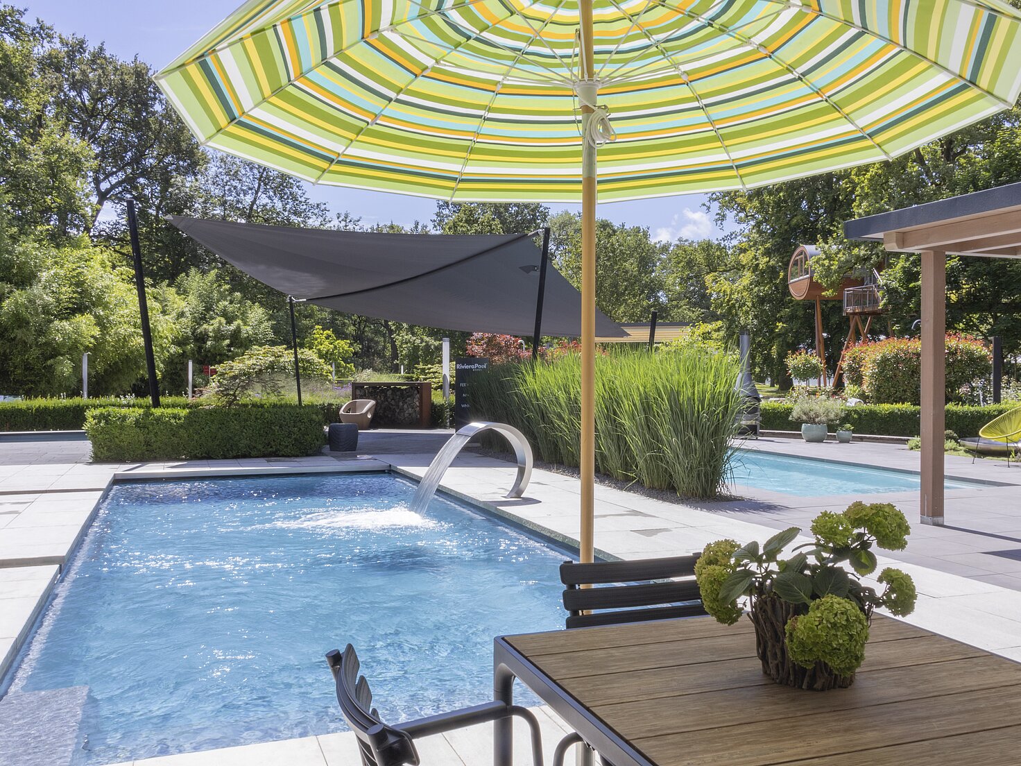 City-Pool mit Sonnenschirm – RivieraPool Baden in Rheinau, Offenburg Nähe