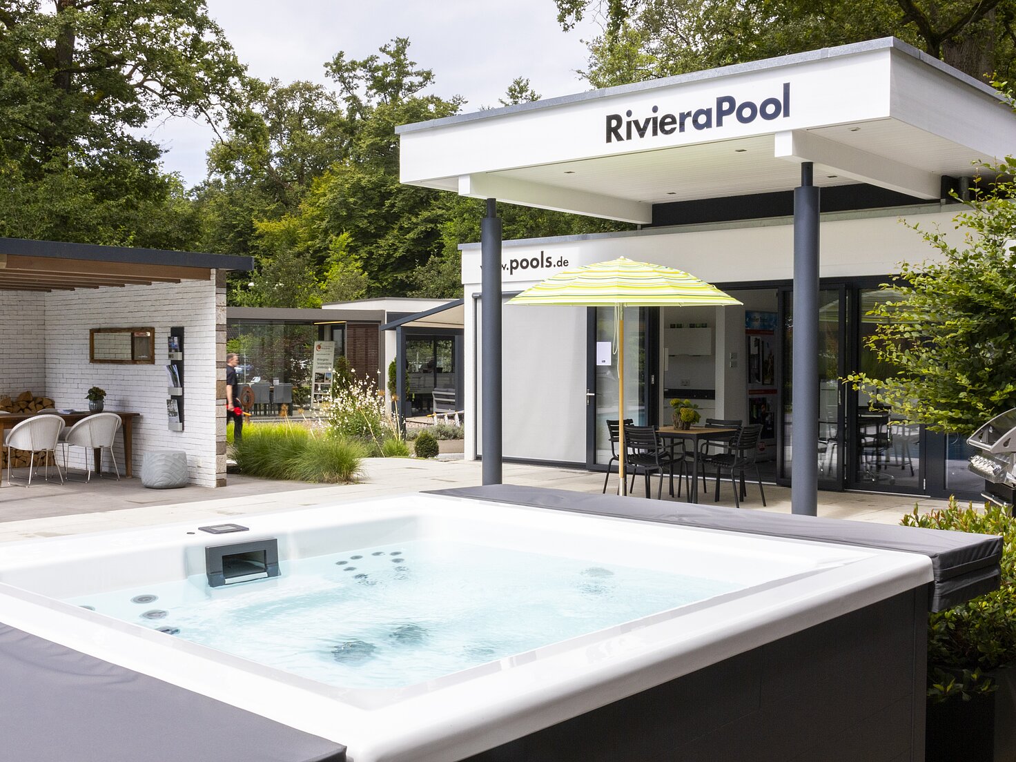 Whirlpool Strato in der RivieraPool Ausstellung Baden bei Rheinau